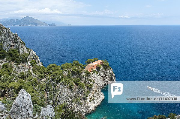 Blick auf die Küste und das Meer mit Villa Malaparte  Insel Capri  Golf von Neapel  Italien  Europa