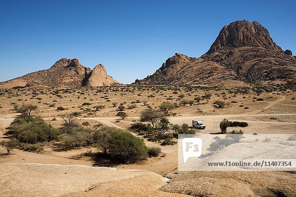 Wohnmobil  Wohnwagen  Spitzkoppe  Erongo Region  Damaraland  Namibia  Afrika