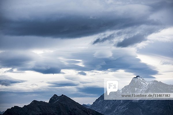 Gipfel der Zugspitze mit Schnee und Wolkenhimmel  Bergwang  Außerfern  Tirol  Österreich  Europa