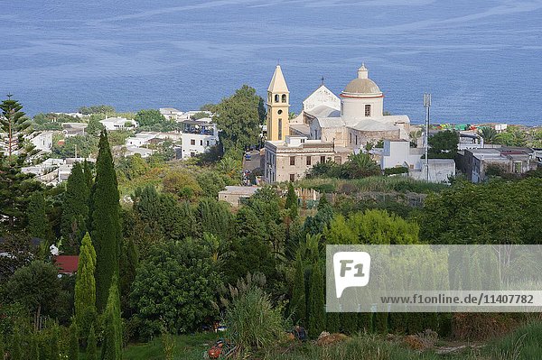 Stadt Stromboli mit Kirche  Stromboli  Äolische Inseln  Italien  Europa
