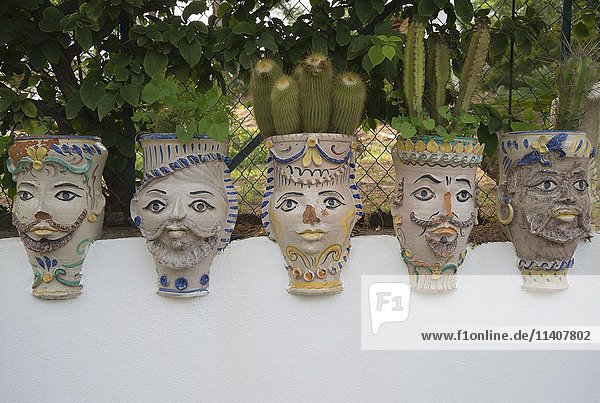 Auf sizilianische Keramikblumentöpfe gemalte Gesichter  Maurische Blumentöpfe  Insel Vulcano  Äolische Inseln  Italien  Europa