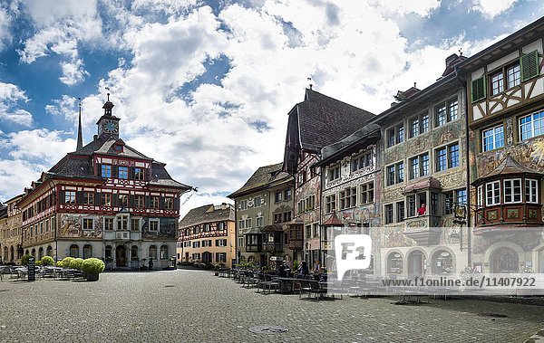 Rathaus auf dem Hauptplatz  historische Häuser in der Altstadt  Stein am Rhein  Kanton Schaffhausen  Schweiz  Europa