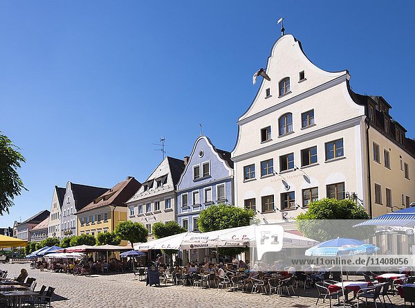 Marktplatz mit Restaurants  Gunzburg  Schwaben  Bayern  Deutschland  Europa