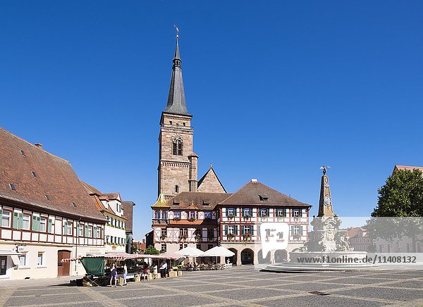 Schöner Brunnen  Brunnen  Rathaus und Kirche  Königsplatz  Schwabach  Mittelfranken  Franken  Bayern  Deutschland  Europa