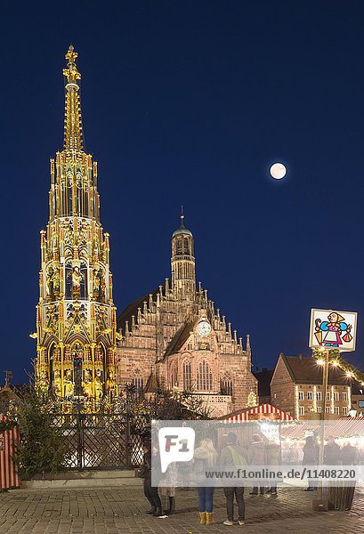 Schöner Brunnen und Frauenkirche mit Nürnberger Christkindlesmarkt  Vollmond  Nachtszene  Nürnberg  Mittelfranken  Franken  Bayern  Deutschland  Europa