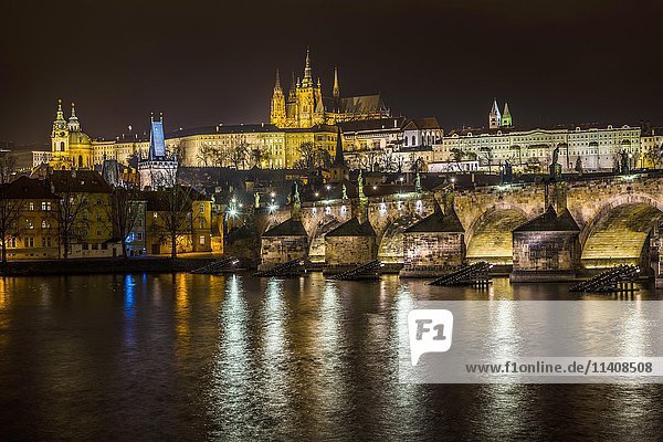 Moldau  Karlsbrücke  Veitsdom  Prager Burg  Hradschin  Nachtszene  historisches Zentrum  Prag  Böhmen  Tschechische Republik  Europa