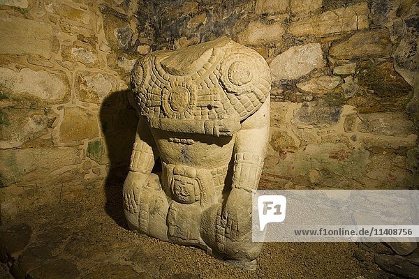 Maya-Statue im Königspalast  alte Maya-Stadt Yaxchilán  Frontera Corozal  Chiapas  Mexiko  Mittelamerika