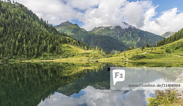 Fischer am Riesachsee mit Spiegelung von Wald und Bergen  Rohrmoos-Untertal  Schladminger Tauern  Schladming  Steiermark  Österreich  Europa