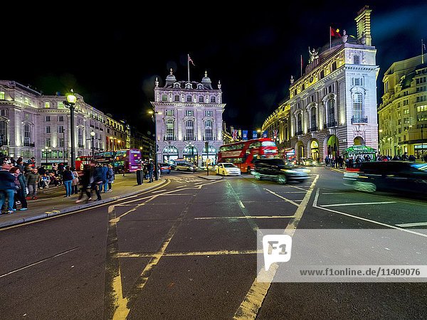 Verkehr  Piccadilly Circus  Nacht  London  England  Großbritannien  Europa