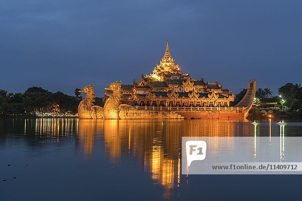 Karaweik-Palast am Kandawgyi-See  Yangon  Myanmar  Asien