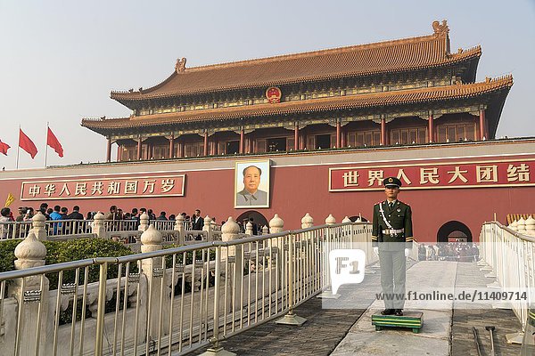 Wachmann vor dem Porträt von Mao Zedong  Tor des himmlischen Friedens  Peking  China  Asien
