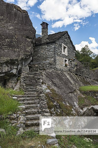 Typisches Bauernhaus aus Stein in Sabbione  Bavona-Tal  Valle Bavona  Kanton Tessin  Schweiz  Europa