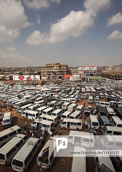 Viele Busse am Busbahnhof  Kampala  Uganda  Afrika