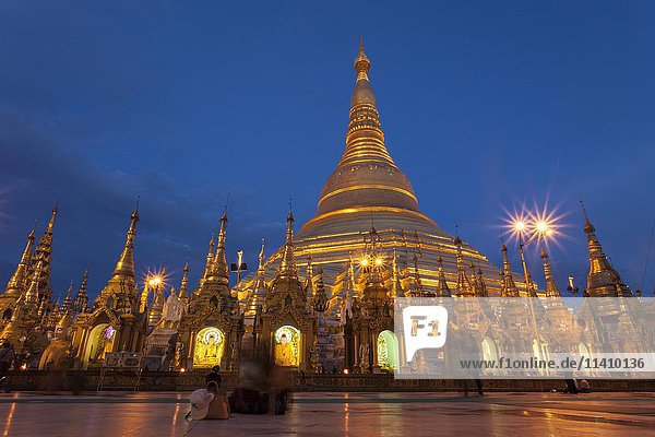 Shwedagon-Pagode bei Nacht  Yangon  Myanmar  Asien