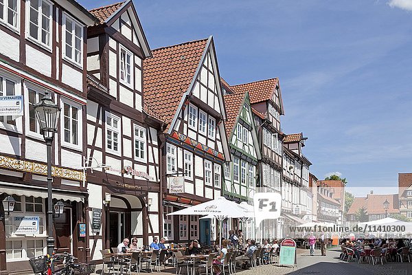 Straßencafés vor Fachwerkhäusern  historisches Zentrum  Celle  Niedersachsen  Deutschland  Europa