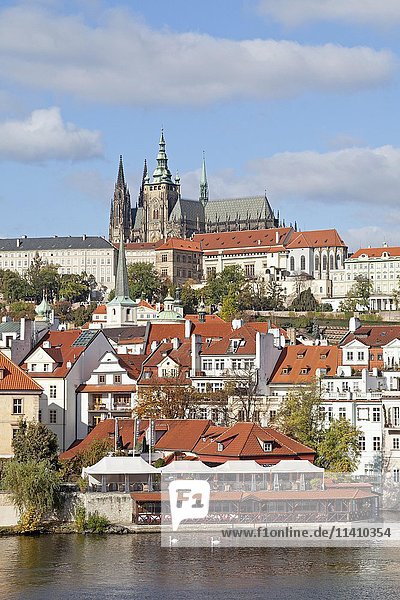Prager Burg mit historischem Zentrum  Fluss Moldau  Prag  Tschechische Republik  Europa