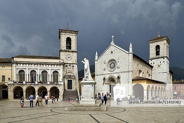 Palazzo Comunale Rathaus und Basilica di San Benedetto  stürmischer Himmel  Norica  Perugia  Umbrien  Italien  Europa