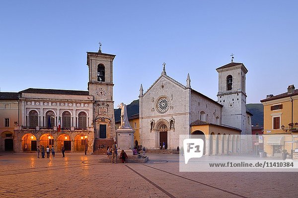 Palazzo Comunale Rathaus und Basilica di San Benedetto in der Dämmerung  Norica  Perugia  Umbrien  Italien  Europa