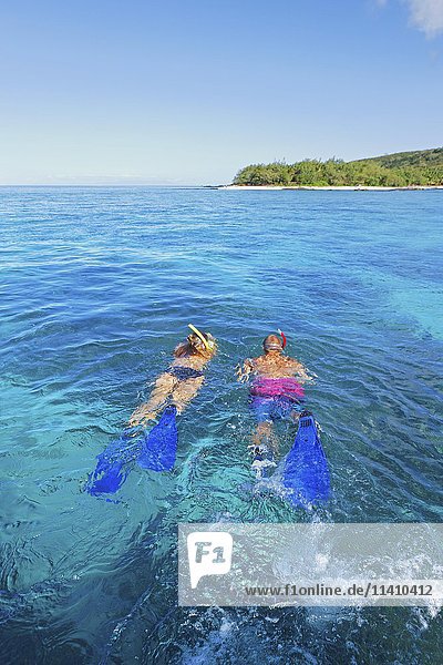 Schnorcheln im Paar  Drawaqa Island  Yasawa  Fidschi  Ozeanien