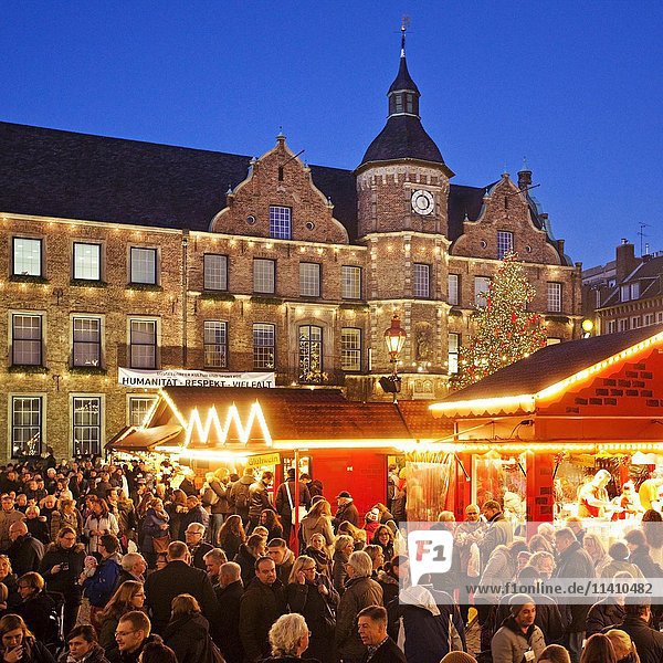 People at the Christmas market and town hall  Düsseldorf  North Rhine-Westphalia  Germany  Europe