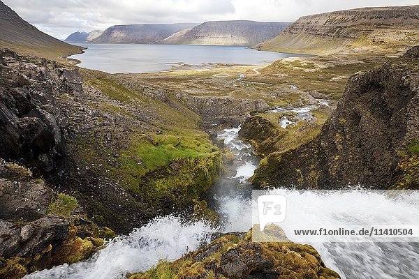 Wasserfall Dynjandi  Blick auf den Arnarfjörður  Westfjorde  Island  Europa