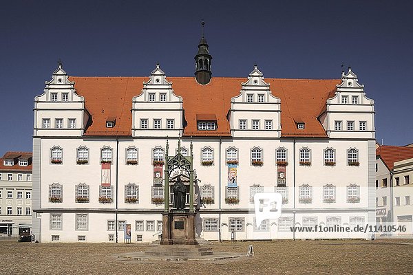 Markt  Rathaus mit Lutherdenkmal  Wittenberg  Sachsen-Anhalt  Deutschland  Europa
