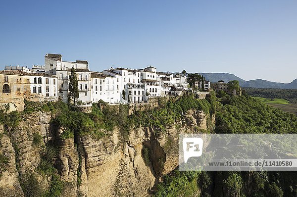 Weiße Stadt hoch über der Flussschlucht El Tajo  Ronda  Provinz Malaga  Andalusien  Spanien  Europa