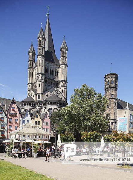 Bunte Häuser am Fischmarkt und Große St. Martinskirche  Köln  Nordrhein-Westfalen  Deutschland  Europa