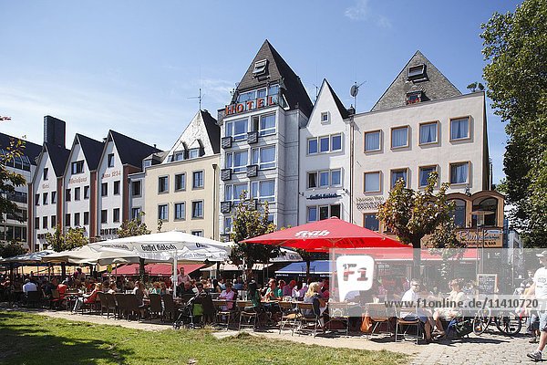 Häuser und Restaurants am Rheinufer  Köln  Nordrhein-Westfalen  Deutschland  Europa