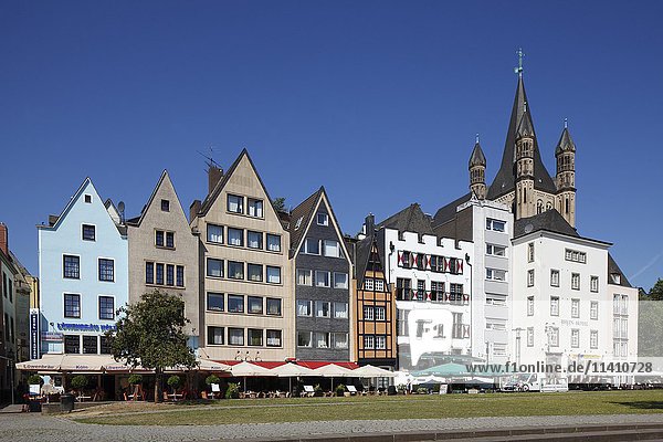Häuser am Rheinufer  dahinter die Große St. Martinskirche  Köln  Nordrhein-Westfalen  Deutschland  Europa