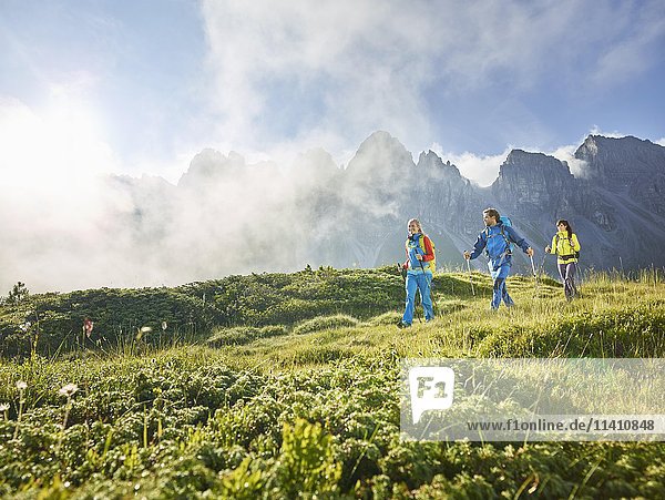 Wanderer in den Bergen  Kalkkögel  Kemater Alm  Tirol  Österreich  Europa