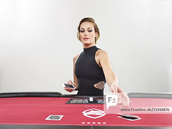 Frau spielt Black Jack  Casino  Spielkarten  Jetons