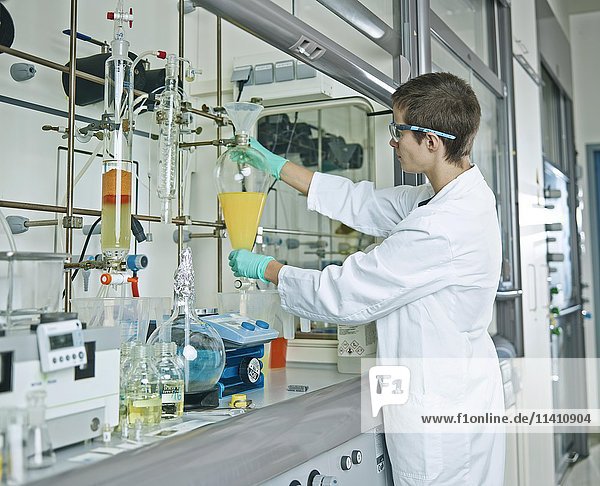 Chemielaborant in einem Labor  Tirol  Österreich  Europa