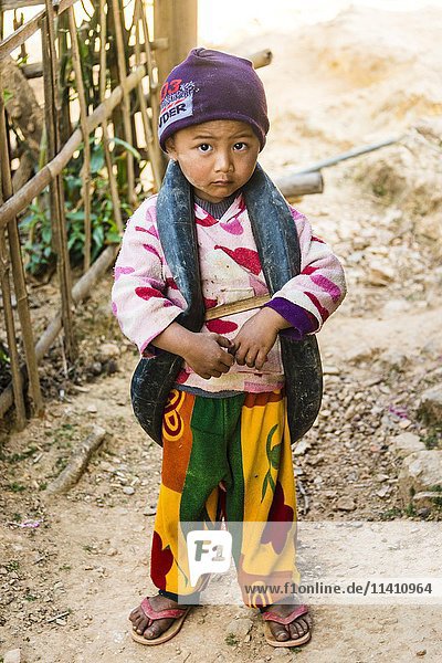 Kleiner Junge mit Reifenschlauch als Spielzeug um den Hals  Palaung Bergvolk  Palaung Dorf in Kyaukme  Shan Staat  Myanmar  Asien