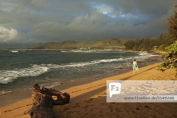 Frühmorgendlicher Spaziergang  Waipouli Beach; Wailua  Kauai  Hawaii  Vereinigte Staaten von Amerika'.