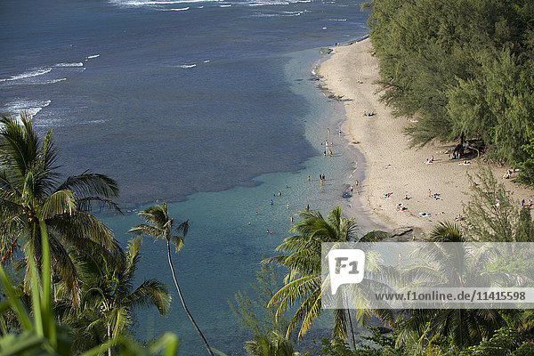 Haena Beach State Park und Ke'e Beach vom Kalalau Trail,  Na Pali Coast; Kauai,  Hawaii,  Vereinigte Staaten von Amerika'.