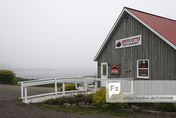 Hummerrestaurant an der Küste mit Nebel über dem Wasser  Cape Breton Island; Louisbourg  Nova Scotia  Kanada'.