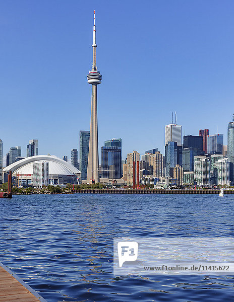 Skyline von Toronto vom Ontariosee aus gesehen; Toronto  Ontario  Kanada'.