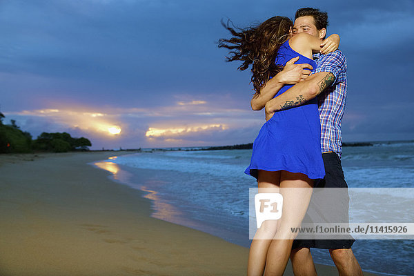 'Paar am Strand; Kealia  Kauai  Hawaii  Vereinigte Staaten von Amerika'.