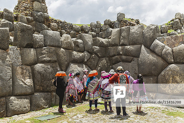 Inka-Schulkinder besichtigen die alte Inka-Hauptstadt Sacsayhuaman bei Cusco; Cusco  Peru'.