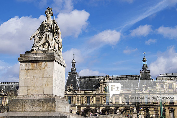 Statue vor dem Louvre; Paris  Frankreich'.