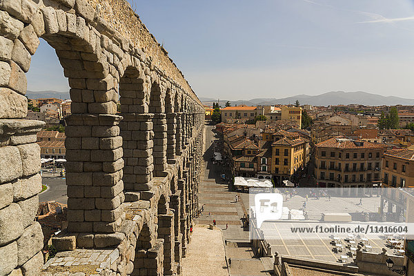 Das Aquädukt von Segovia ist eines der architektonischen Symbole Spaniens  erbaut im 2. Jahrhundert n. Chr.; Stadt Segovia  Kastilien-León  Spanien'.