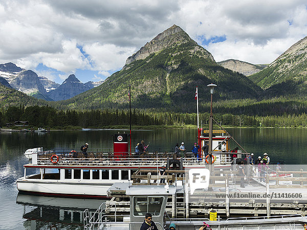 Ausflugsboot auf dem Upper Waterton Lake  Waterton Lakes National Park; Alberta  Kanada'.