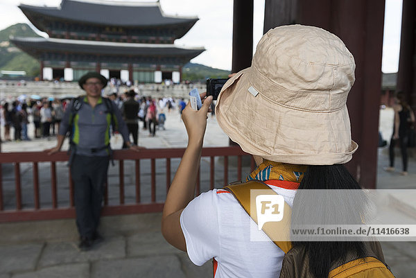 Tourist fotografiert einen anderen Touristen im Gyeongbokgung-Palast; Seoul  Korea'.