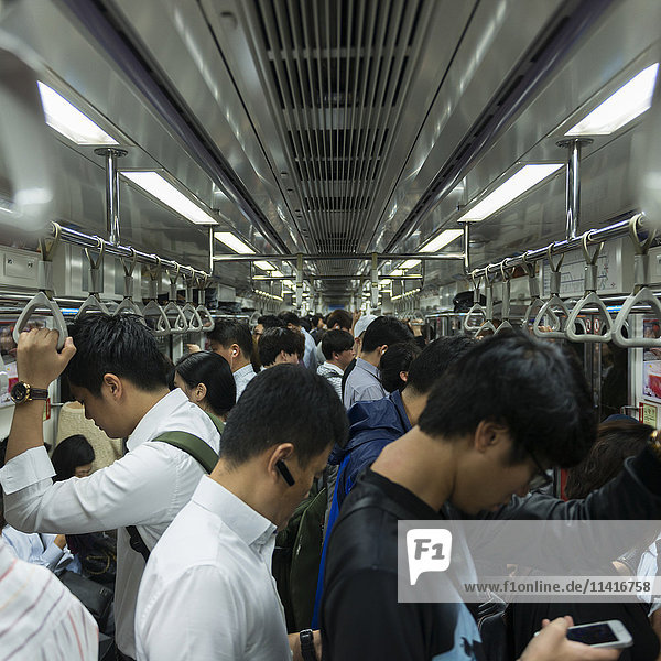 Pendler in einem vollen U-Bahn-Zug; Seoul  Südkorea