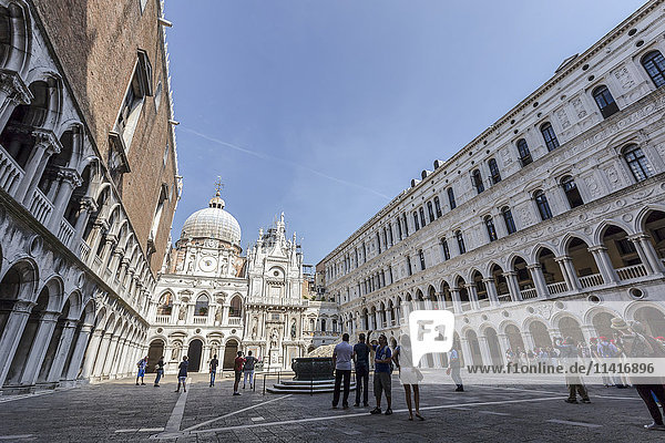 Die Innenseite der Piazza des Dogenpalastes  auch bekannt als Palazzo Ducale auf Italienisch  eine der vielen Attraktionen für Besucher von Venedig und des Markusdoms; Venedig  Italien'.