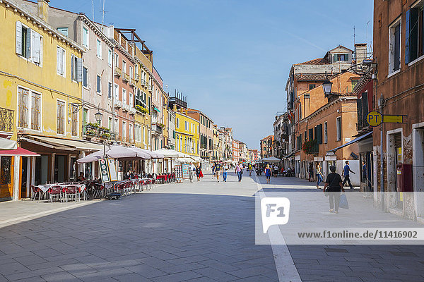 Touristen und Einheimische erkunden eine der weniger belebten Straßen in Venedig am anderen Ende der Stadt  wo es viele Restaurants und Geschäfte  aber weniger Menschen gibt; Venedig  Italien'