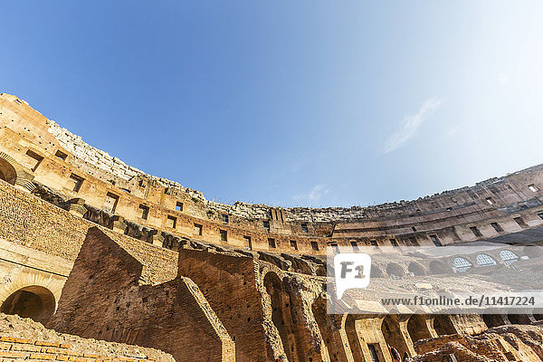 Blick auf die hohen Mauern des Kolosseums in Rom an einem sonnigen Sommertag; Rom  Italien'.