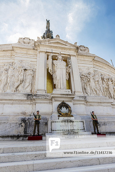 Im Zentrum Roms  in der Nähe des Forums an der Piazza Venezia  steht diese Statue auf dem Sockel des Denkmals für den unbekannten Soldaten Vittorio Emanuele  das von Mitgliedern des italienischen Militärs zum Gedenken an die Soldaten des Ersten Weltkriegs und an alle Soldaten  die in historischen Kriegen verloren und vergessen wurden  bewacht wird; Rom  Italien'.