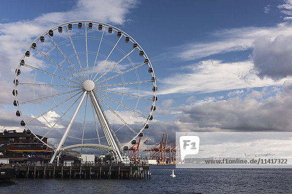 Das Seattle Great Wheel  ein riesiges Riesenrad am Pier 57 an der Elliott Bay mit einer Gesamthöhe von 175 Fuß  war bei seiner Eröffnung am 29. Juni 2012 das höchste Riesenrad an der Westküste der Vereinigten Staaten  mit dramatischen Wolken im Hintergrund; Seattle  Washington  Vereinigte Staaten von Amerika'.